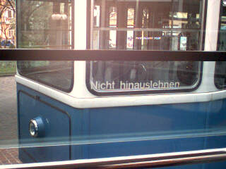 bitte, nicht hinauslehnen